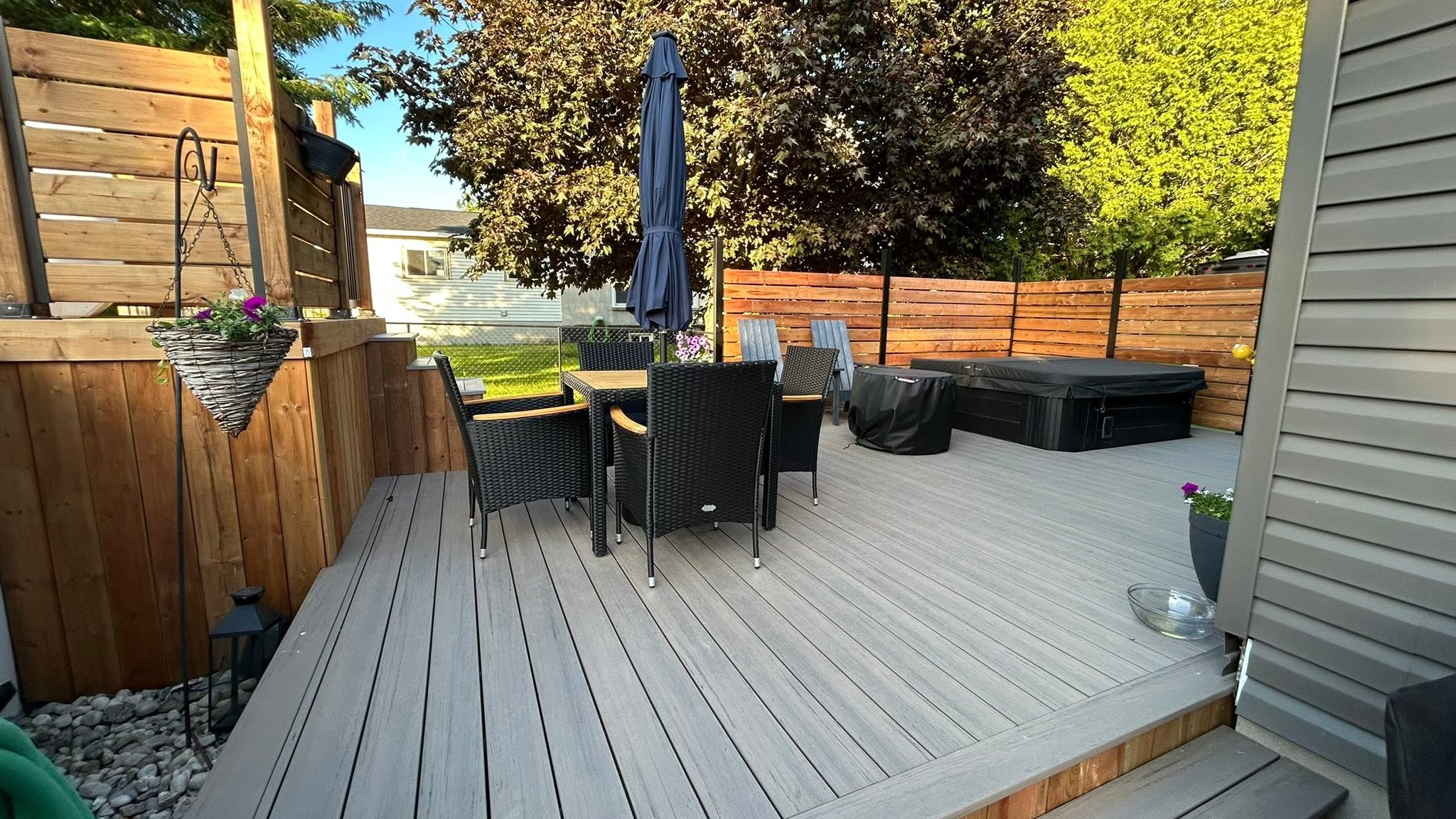Wood Effects deck with seating and railings
